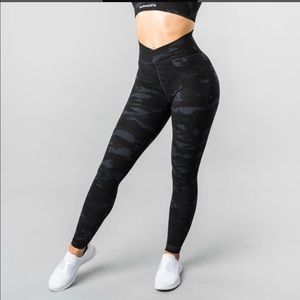 Alphalete Surface Path Camo Leggings - Medium